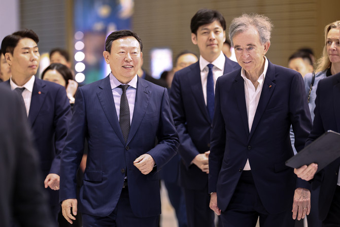 베르나르 아르노 LVMH 회장이 지난 11일 신동빈 롯데그룹 회장과 함께 잠실롯데타워로 들어서고 있다. ⓒ 연합뉴스
