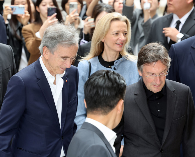 베르나르 아르노 루이뷔통모에헤네시(LVMH) 회장이 11일 서울 소공동 신세계백화점 본점을 방문하고 있다. ⓒ 연합뉴스