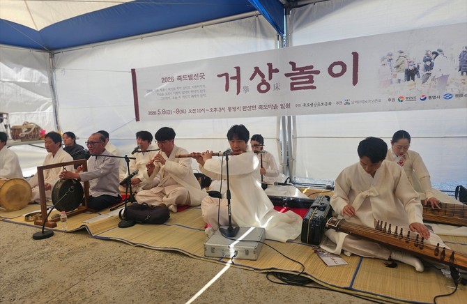 통영시가 한산면 죽도마을에서 마을주민과 관람객 등 80여 명이 참석한 가운데 '2026 죽도마을 별신굿' 행사를 개최하고 있다. ⓒ 통영시