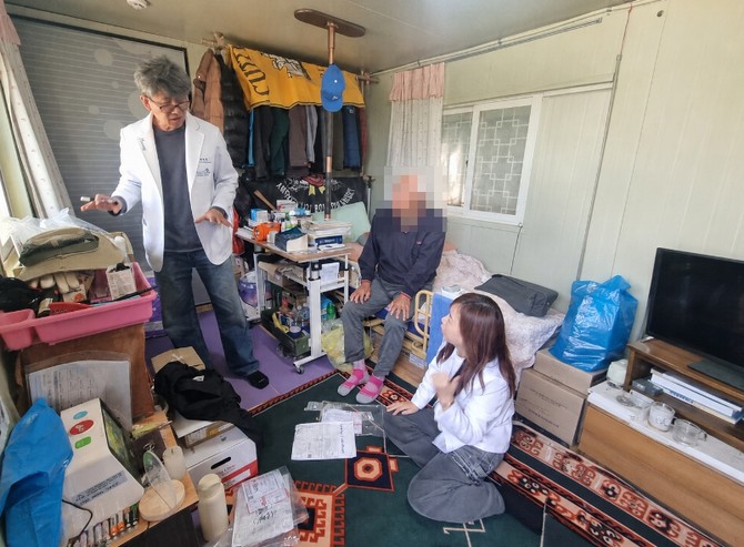 고성군이 의료·요양 등 지역 돌봄이 필요한 군민을 대상으로 통합돌봄사업인 일환인 '방문복약상담' 서비스를 추진하고 있는 사진. ⓒ 고성군