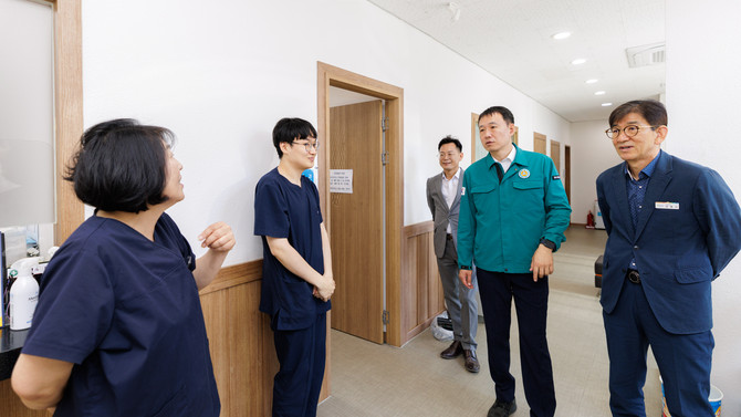 장재혁 합천군수 권한대행이 공중보건의 신규 배치에 따른 지역 보건의료 운영 상황을 점검하고 보건지소 순회진료 환경을 살펴보기 위해 봉산면보건지소와 북부보건지소를 방문하고 있다. ⓒ 합천군