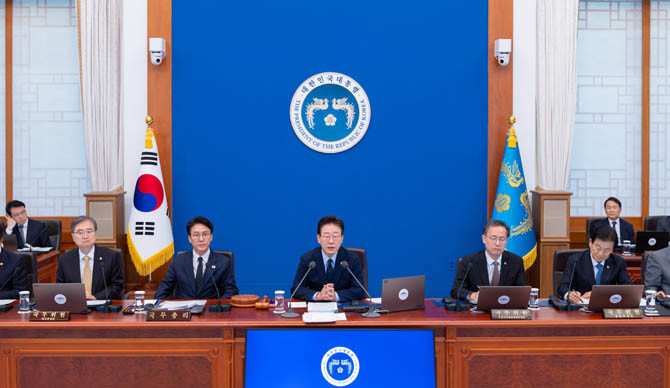 이 대통령은 12일 주재한 국무회의 겸 비상경제점검회의에서 적극적인 재정 정책을 강조했다. ⓒ 청와대