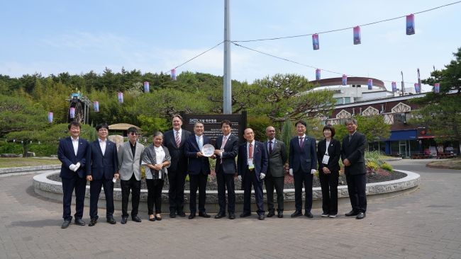 경주 보문관광단지 물레방아광장에서 'PATA기념 작은정원 조성 제막식'을 가진 후 참석자들이 기념촬영을 하고 있다. ⓒ 경북문화관광공사