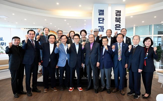 대구·경북 출신 전직 장관들의 모임인 '대경회'와 간담회를 가진 후 파이팅을 외치며 기념촬영을 하고 있다. ⓒ 이철우 선거사무실