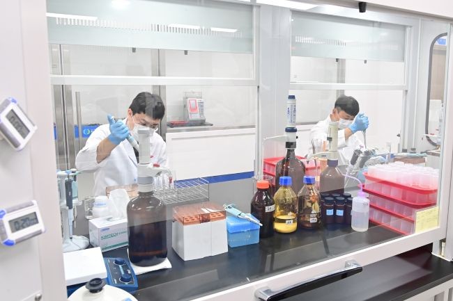 청송군은 농업기술센터 농산물품질관리실에서 '토양검정-퇴비 부숙도 측정-잔류농약 분석'을 연계한 원스톱 서비스를 운영하고 있다. ⓒ 청송군