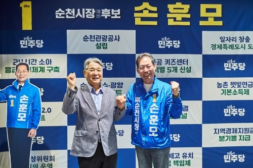 이은 전 해양수산부 차관(왼쪽)이 손훈모 더불어민주당 순천시장 후보 캠프에 합류했다. ⓒ 후보 사무실