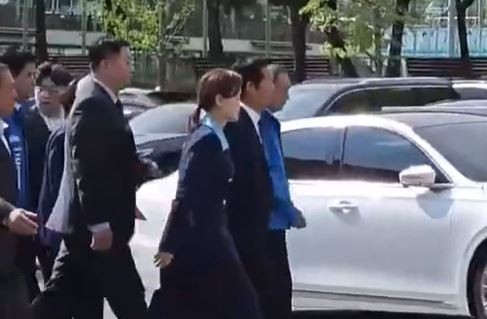 수행 당직자들과 함께 체육관 뒷문으로 이동하는 정청래 대표. =뉴탐사 갈무리