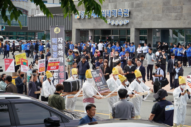 상여까지 동원된 성난 민심과 민주당 공천자들의 모습. =장철호 기자