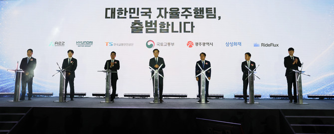 업무협약식에 참석한 주요 인사들이 전자 서명판에 서명을 위해 연단에 서 있다. ⓒ 현대자동차