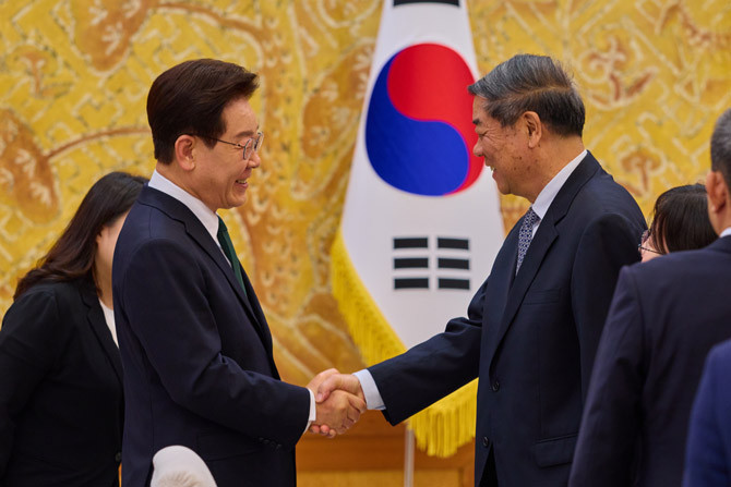 이 대통령은 13일 청와대 본관에서 허리펑 중국 국무원 부총리를 접견했다. ⓒ 청와대