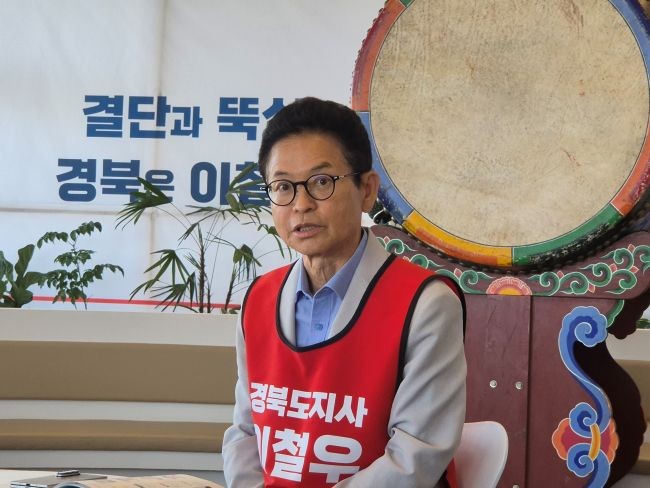 이철우 국민의힘 경북도지사 후보가 대구경북인터넷기자협회와 간담회에서 기자들의 질문에 대답하고 있다. ⓒ 최병수 기자