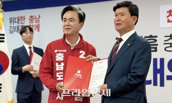 충남도지사 후보 천안시 선거대책위원회 상임고문에 송영규을 임명하고 기념촬영을 하고 있다. = 오영태 기자