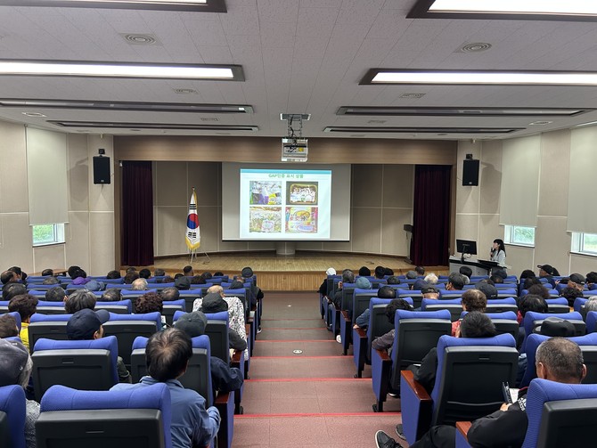 남해군 농업기술센터가 서면 종합복지회관과 남해마늘연구소 대회의실에서 단호박 재배농가 400명을 대상으로 농산물 우수관리(GAP) 인증 의무 교육을 실시하고 있다. ⓒ 남해군