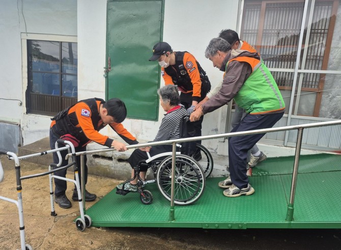 남해군이 관내 읍면에서 산사태 대응 주민 대피 훈련을 실시하고 있다. ⓒ 남해군
