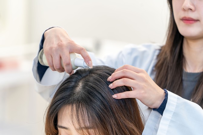 한국콜마 헤어연구팀 연구원이 스칼프 선에센스 테스트를 진행하고 있다. ⓒ 한국콜마