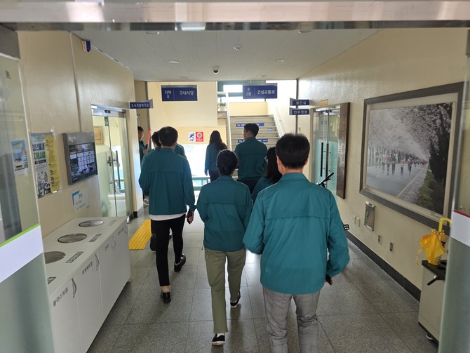 합천군이 전 직원 대상으로 '공습을 대비한 민방위훈련'을 실시하고 있다. ⓒ 합천군