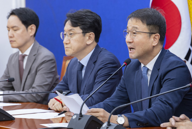 한병도 더불어민주당 원내대표가 14일 국회에서 열린 정책조정회의에서 국민의힘 장동혁 대표의 최근 행보를 비판하는 발언을 하고 있다. ⓒ 연합뉴스