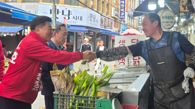 국민의힘 강철호 부산 동구청장 후보가 지역 소상공인과 인사를 하고 있다. ⓒ 프라임경제