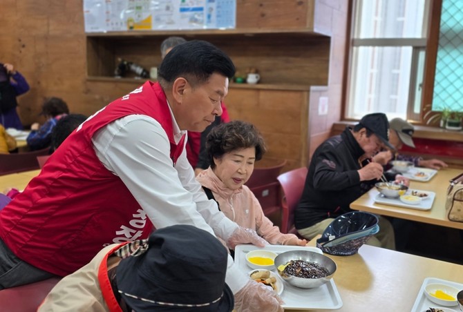 국민의힘 강철호 부산 동구청장 후보가 한 단체에서 배식 봉사활동 하고 있다.ⓒ프라임경제