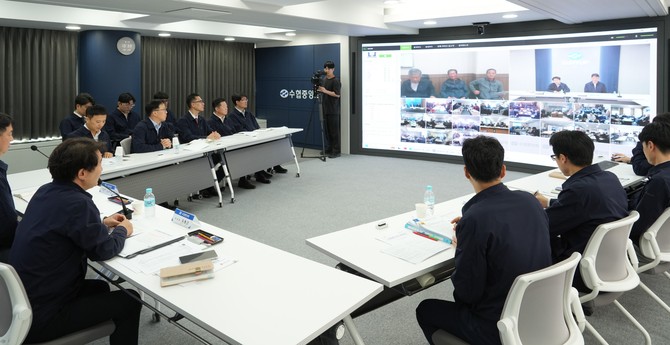 지난 14일 본부 안전조업상황실 브리핑실에서 전국 20개 어선안전국장, 어업인 등이 참석한 가운데 어선 인명피해 저감 대책회의를 온라인 화상회의 방식으로 개최하고 있다. ⓒ 수협중앙회