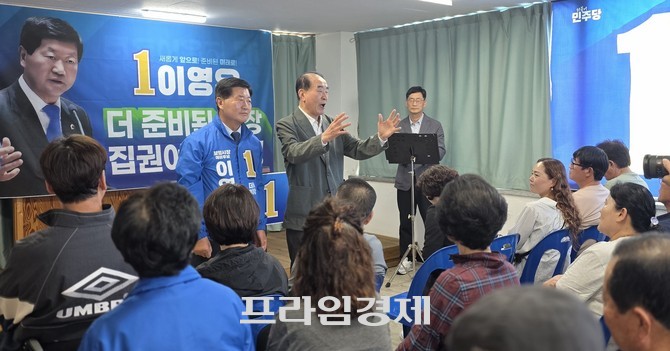 이영우 후보가 14일 선거사무소에서 열린 '4차 발대식'에 이시우 전 보령시장이 상임고문 자격으로 참석해 이영우 후보를 지지하고 있다. =오영태
