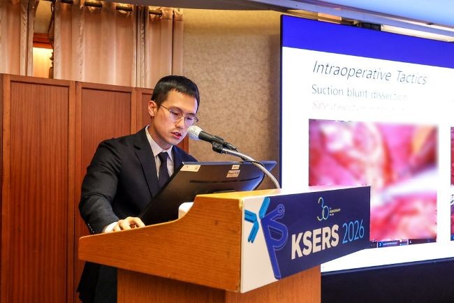 포항세명기독병원 외과 김성진 과장이 지난 4월23일부터 25일까지 열린 'KSERS 2026'에서 '지역 병원에서 안전하고 효율적인 로봇 담낭절제술 정립'을 주제로 발표하는 모습. ⓒ 세명기독병원