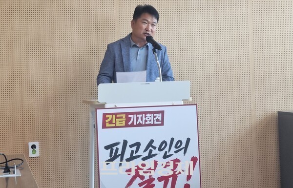청양군 민주당 당원인 정기철 씨가 14일 기자회견을 통해 청양군이 매입한 '폐칠갑산휴게소' 고가매입 의혹을 설명하는 기자회견을 하고 있다. =오영태 기자