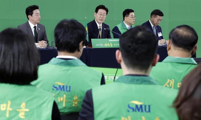 이 대통령은 새마을운동이 정치적 이유로 몰려다니면 안 된다고 했다. ⓒ 연합뉴스
