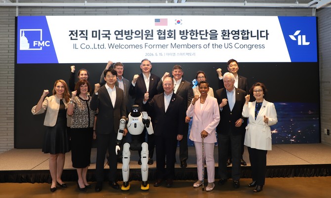 미국 전직 연방하원 의원단이 아이엘 천안 스마트팩토리를 공식 방문해 피지컬 AI 휴머노이드 로봇, 전고체배터리 분야의 협력에 대해 논의했다. ⓒ 아이엘
