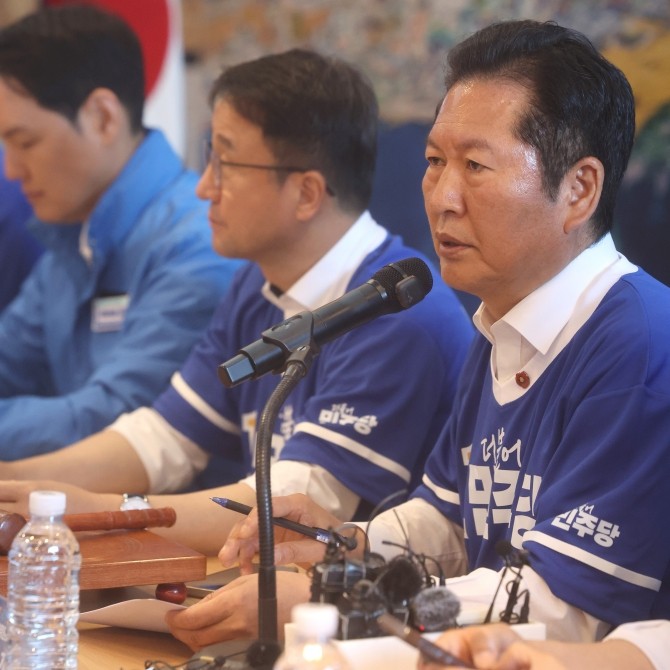15일 제주시 연북로 위성곤 제주지사 후보 선거사무소에서 열린 더불어민주당 중앙선거대책위 현장 회의에서 정청래 대표가 발언하고 있다. ⓒ 연합뉴스