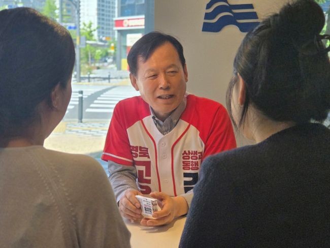 스승의 날을 맞아 안동 지역 학부모들을 직접 만나는 이색적인 간담회를 갖고 있는 김상동 경북교육감 후보. ⓒ 김상동 선거사무실