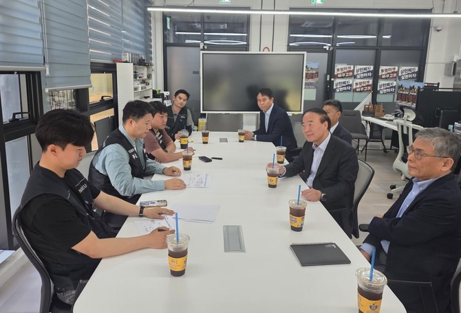 삼성전자 DS부문 경영진이 삼성전자노동조합 공동투쟁본부와 만나 대화하는 모습. ⓒ 삼성전자 초기업노조