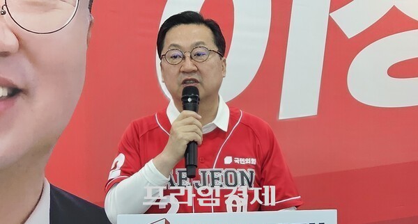 이장우 후보가 지난 14일 대전 둔산동 선거사무소에서 한화생명 볼파크 증설과 5개구 성장전략 공약을 발표하며 허태정 전 시장 시절 사업 추진 문제를 비판하고 있다. =오영태 기자
