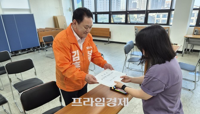 김흥식 무소속 보령시장 후보가 지난 14일 보령시선거관리위원회에서 후보 등록하고 있다. ⓒ 프라임경제