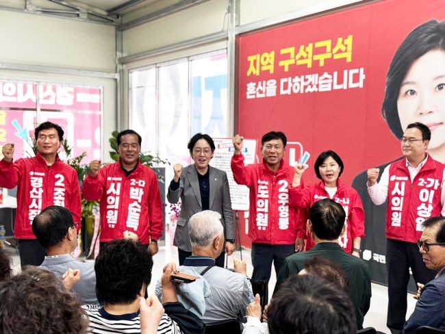 조현일 경산시장 후보와 조지연 국회의원을 중심으로 한 제3선거구(하양읍·압량읍·와촌면) '경산원팀'은 주민 삶의 질 향상과 지역 균형 발전에 초점을 맞춘 생활밀착형 공약을 발표하고 선거 승리를 위해 파이팅을 외치고 있다. ⓒ 조현일 선거사무실