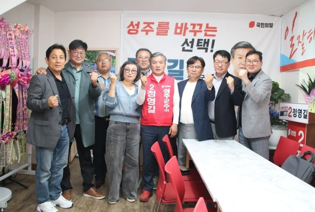 정영길 후보가 인터뷰에 참여한 대구경북인터넷기자협회 소속 기자들과 함께 기념촬영을 하고 있다. ⓒ 최병수 기자