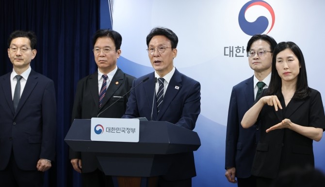 김민석 국무총리가 17일 서울 종로구 정부서울청사에서 삼성전자 파업 관련 대국민 담화를 하고 있다. Ⓒ 연합뉴스