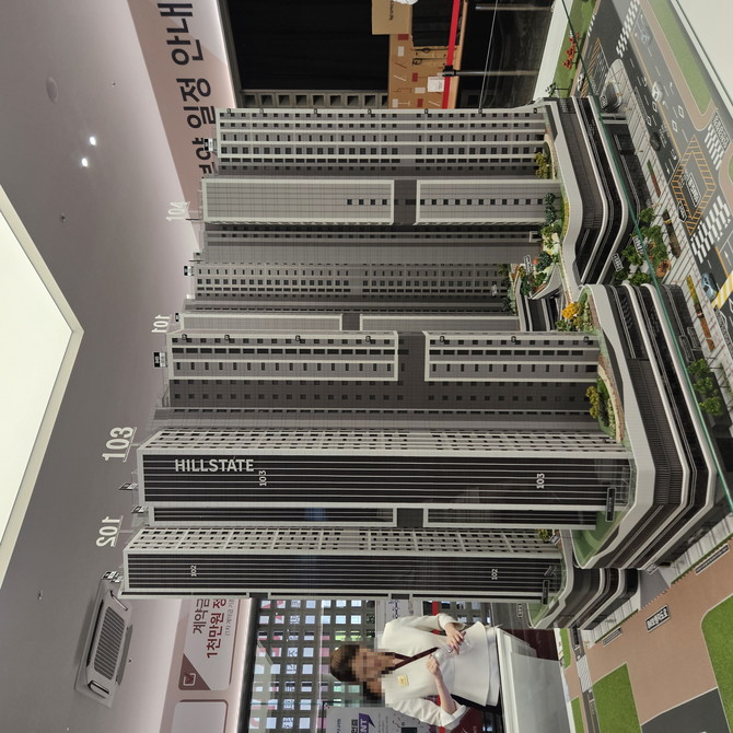 옛 롯데백화점 부지라는 상징성과 예술회관역 직통 연결 단지라는 초역세권 입지, 검증된 구도심의 생활 인프라를 갖춘 일대 희소성 높은 신축 단지라는 점 등이 방문객들의 발걸음을 견본주택에 붙들었다. = 김은수 기자
