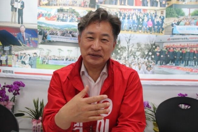 지난 14일 대구시 중구 제2선거구(성내2·3동, 대신동, 남산2·3·4동)에 후보 등록을 마친후 선거사무소에서 지역 발전을 위한 세부 구상과 핵심공약을 설명하고 있는 이형원 후보. ⓒ 최병수 기자