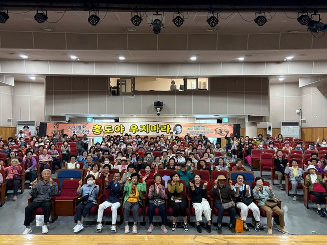 고성군이 고성군 문화체육센터 공연장에서 지역 어르신들을 위한 '무성영화 변사공연'을 개최하고 있다. ⓒ 고성군