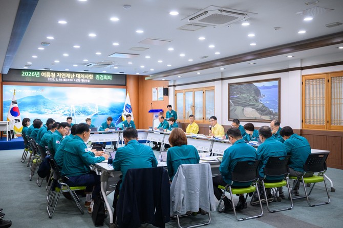 장충남 남해군수의 주재로 군청 대회의실에서 '여름철 풍수해·폭염 대처사항 점검회의'가 개최되고 있다. ⓒ 남해군