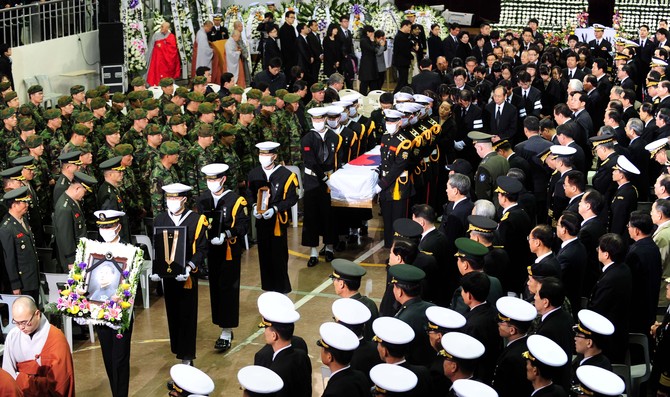 천안함 46용사 영결식에서 해군 장병들이 전우의 영현을 운구하고 있다. ⓒ 국방일보