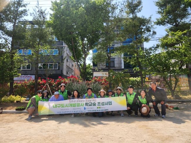 대구도시개발공사는 지난 15일 달서구 신서초등학교에서 학교숲 조성을 위한 식재 봉사활동을 실시했다. ⓒ 대구도시개발공사
