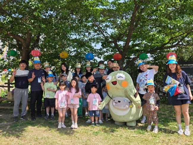 '뚜비의 낙원' 프로그램 참가자들이 수성구 대표 캐릭터 '뚜비'와 기념 촬영을 하고 있다. ⓒ 대구 수성구