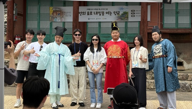 지난 19일 정산향교에서 호서대학교 외국인 유학생 60명을 대상으로 '전통 향교문화 체험 프로그램'을 개최 후 기념촬영을 하고 있다. ⓒ 청양군
