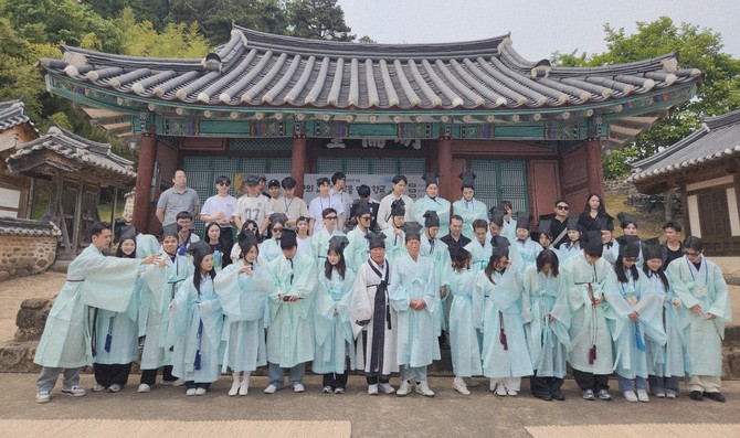 지난 19일 정산향교에서 호서대학교 외국인 유학생 60명을 대상으로 '전통 향교문화 체험 프로그램'을 개최 후 기념촬영을 하고 있다. ⓒ 청양군