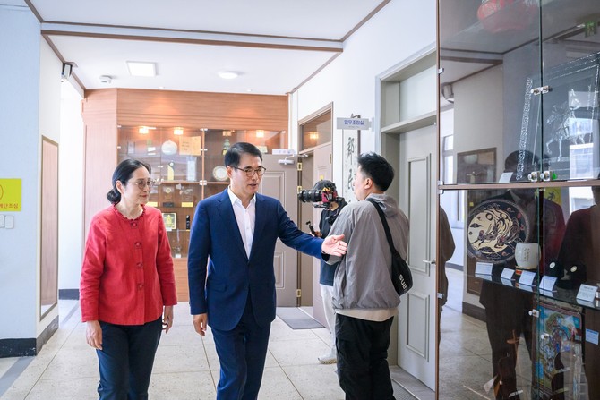 장충남 군수가 남해군을 방문한 중국 강소성 TV 관계자들과 함께 '상하이 최초 외국인 중의사'이자 삼동면 출신인 홍원숙 박사를 조명하는 특집 다큐멘터리 촬영을 진행하고 있다. ⓒ 남해군