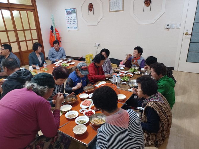 상주면 행정복지센터가 본격적인 영농철을 맞아 추진 중인 마을공동급식 운영 현장을 방문해 주민들을 격려하고 운영상황을 점검하고 있다. ⓒ 남해군