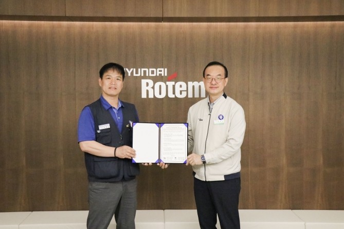 김익수(오른쪽) 현대로템 경영지원본부장과 남봉희 전국금속노동조합 현대로템 지회장이 지난 19일 현대로템 창원공장에서 열린 '동반성장 노사미래전략 TFT' 발족식에서 기념촬영을 하고 있다. ⓒ 현대로템