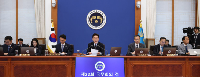 이 대통령은 "지금 사회는 많은 영역에서 선을 많이들 넘는다"며 "당장은 도움이 되거나 이익이 될지 몰라도 길게 보면 결코 그렇지 못할 것"이라고 경고했다. ⓒ 연합뉴스